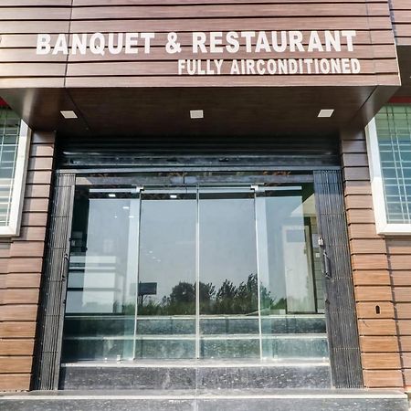 Oyo Flagship 83121 Hotel Rose Vip サハーランプル エクステリア 写真