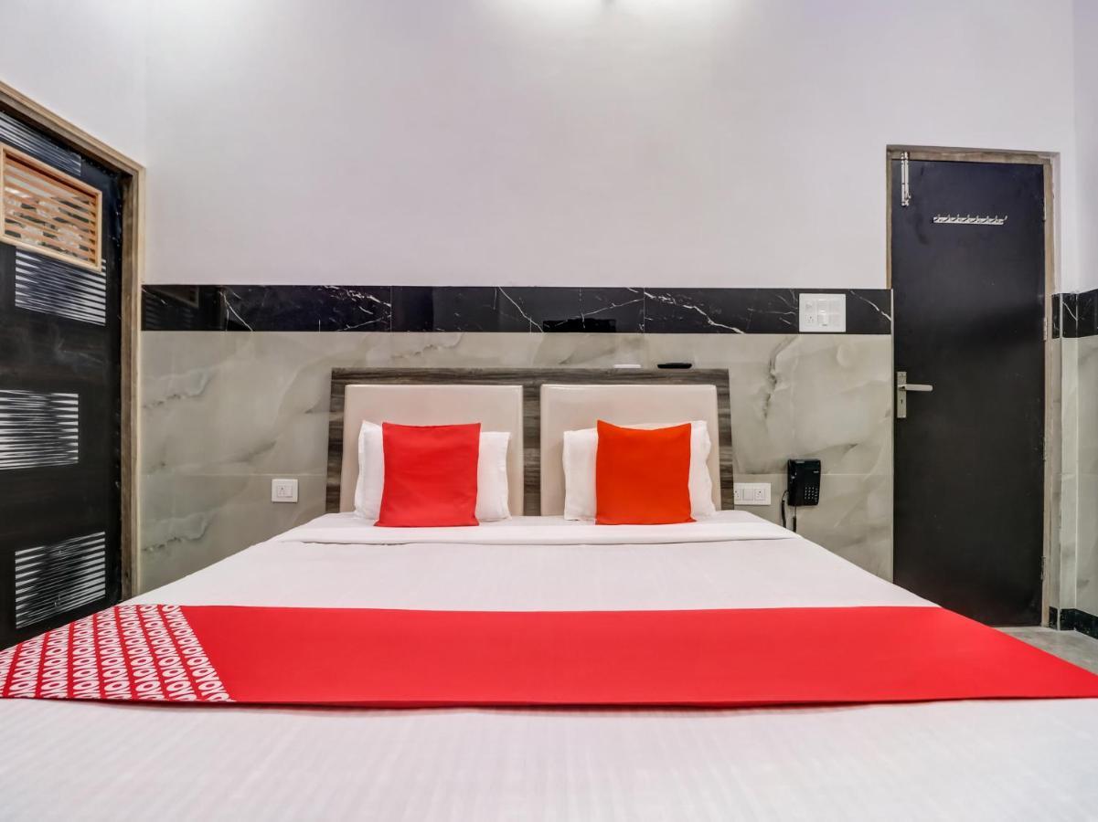 Oyo Flagship 83121 Hotel Rose Vip サハーランプル エクステリア 写真
