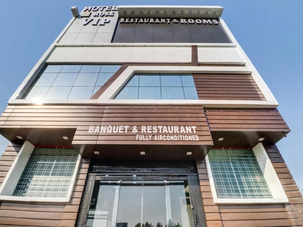 Oyo Flagship 83121 Hotel Rose Vip サハーランプル エクステリア 写真