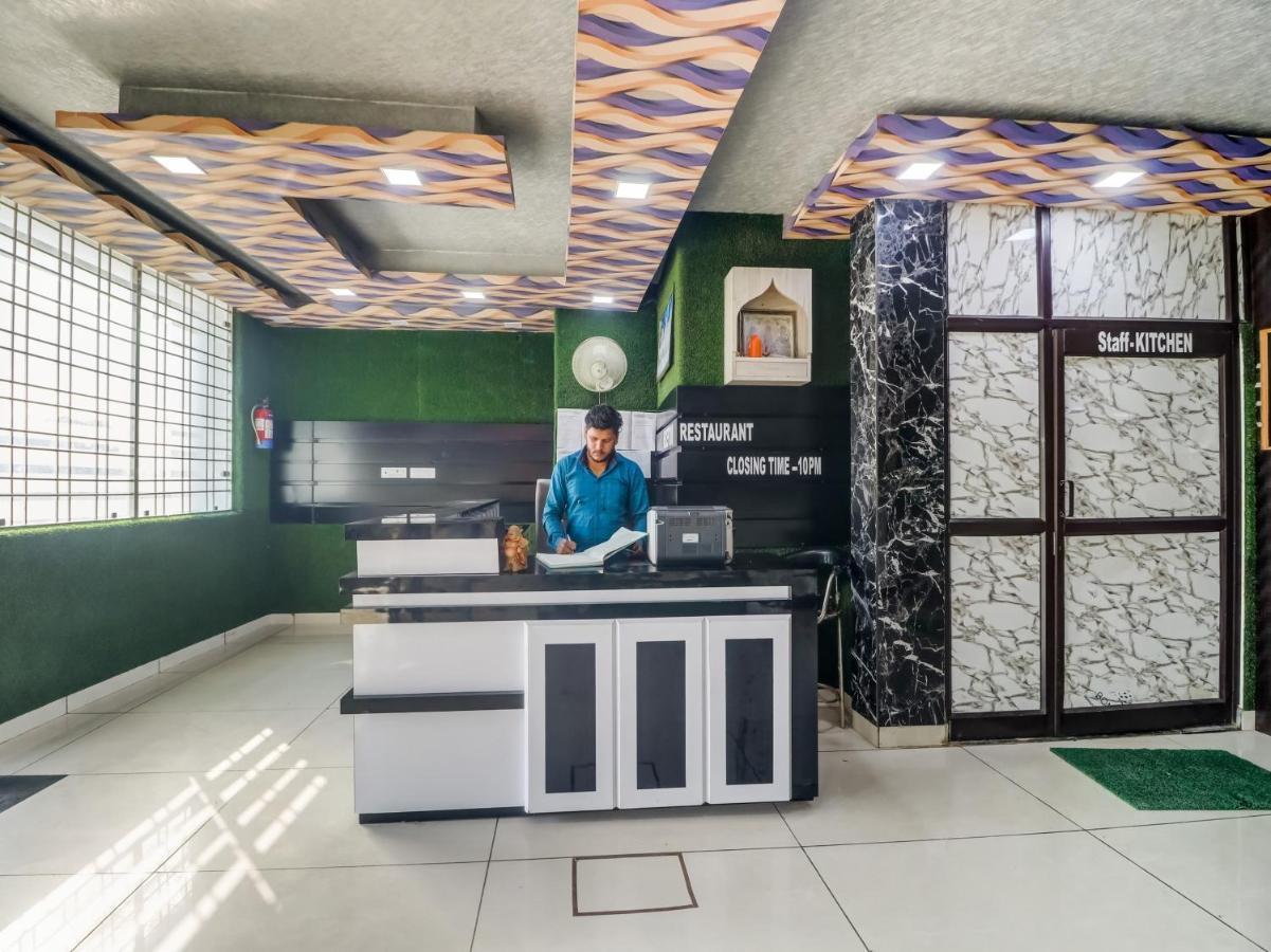 Oyo Flagship 83121 Hotel Rose Vip サハーランプル エクステリア 写真